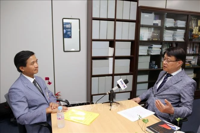 Le professeur Choe Won Gi, directeur du Centre d'études sur l'ASEAN et l'Inde à l'Académie diplomatique nationale de République de Corée (à droite), lors de l'interview. Photo : VNA. 