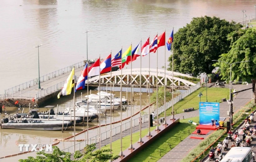 Les drapeaux nationaux des pays membres de l'ASEAN au parc Bach Dang, à Ho Chi Minh-Ville. Photo : VNA.