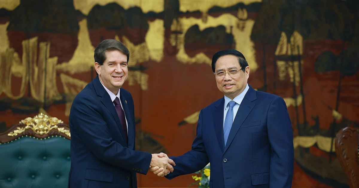 Le Premier ministre Pham Minh Chinh (droite) et Jorge Legañoa Alonso, président de l’agence de presse latino-américaine Prensa Latina. Photo: VNA 