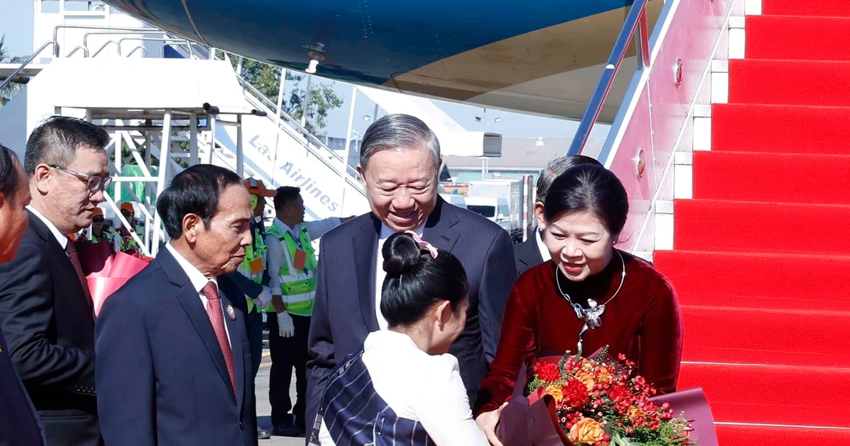 Le secrétaire général du Parti communiste du Vietnam (PCV), Tô Lâm, et son épouse Ngô Phuong Ly à l’aéroport international de Wattay. Photo: VNA 
