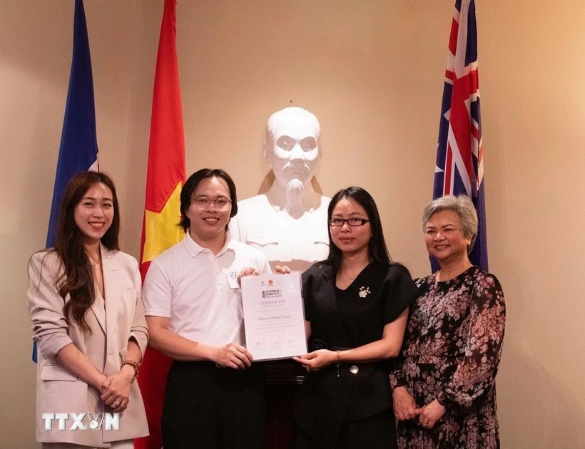 Le Consulat général du Vietnam à Perth (Australie-Occidentale) organise une cérémonie de remise de satisfecit (certificats de mérite) destinée à honorer des étudiants et bénévoles vietnamiens pour leurs contributions exceptionnelles aux activités communautaires. Photo : VNA. 