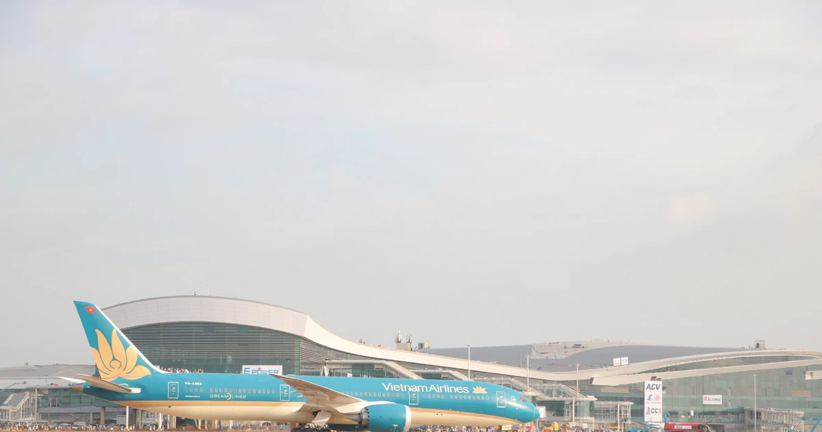 Un gros-porteur Boeing 787-9 de la compagnie Vietnam Airlines atterrit en toute sécurité à l'aéroport international de Long Thanh lors d'un vol d'essai le 15 décembre. Photo : VNA. 