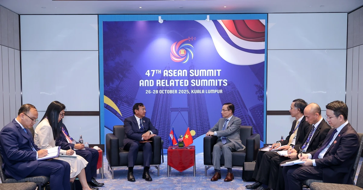 Le ministre des Affaires étrangères du Vietnam, Le Hoai Trung (droite) rencontre le vice-Premier ministre et ministre cambodgien des AE et de la Coopération internationale, Prak Sokhonn. Photo : VNA.
