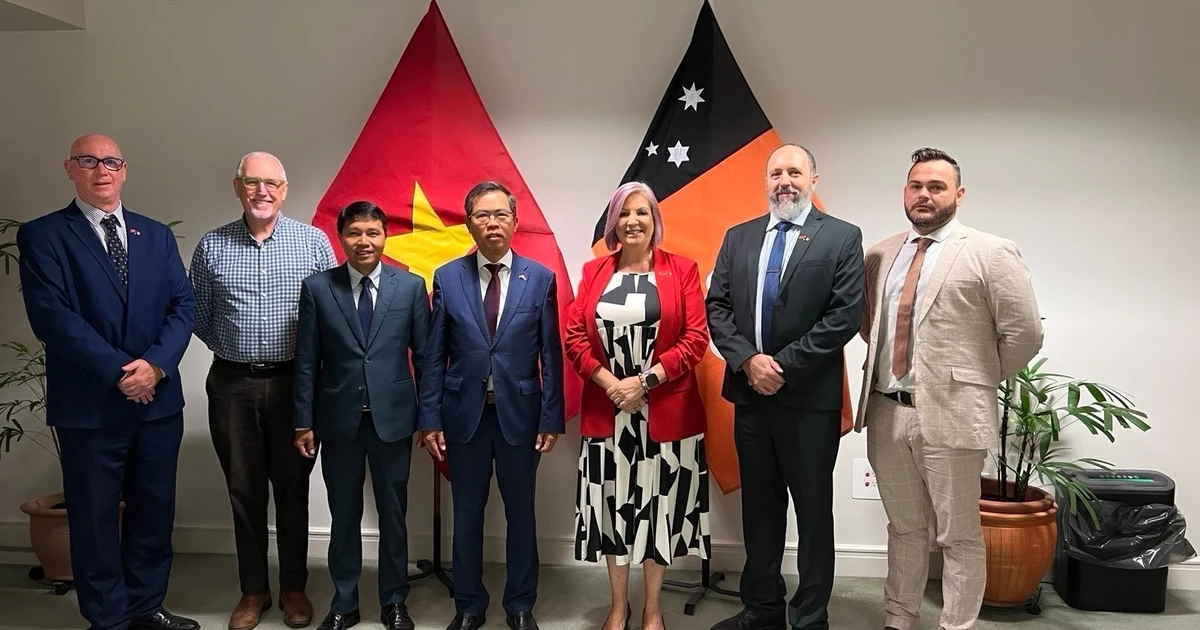 L’ambassadeur du Vietnam en Australie, Pham Hung Tam (4e à partir de la gauche), en visite en Australie-Occidentale. Photo : VNA. 