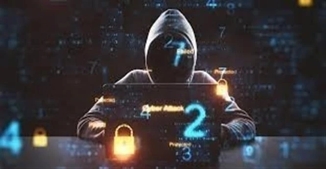 Le Rapport sur les perspectives de la cybersécurité mondiale 2025 du Forum économique mondial (WEF) révèle que les pertes dues aux fraudes en ligne ont dépassé le seuil de 1.000 milliards de dollars l’année dernière. Photo: VNA 