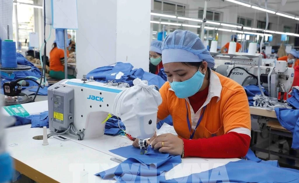 Une usine de production dé produits d'habillement aux exportations. Photo : VNA.