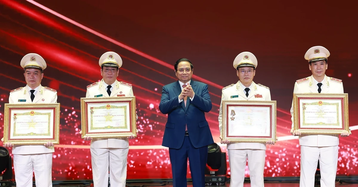 À l’occasion du 80e anniversaire de sa fondation, la Police populaire s’est vue décerner pour la cinquième fois l’Ordre de l’Étoile d’or – la plus haute distinction honorifique de l’État vietnamien. Phôt : VNA.