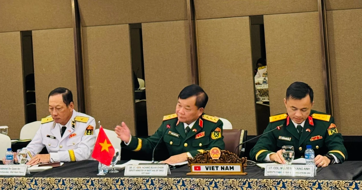 Le général de corps d’armée Hoang Xuan Chien, vice-ministre vietnamien de la Défense (centre) lors du dialogue. Photo : VNA. 