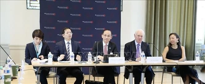 Le ministre par intérim des Affaires étrangères, Le Hoai Trung (centre) à la table ronde politique organisée par l’Institut d’Asie de l’Est Weatherhead. Photo : VNA.