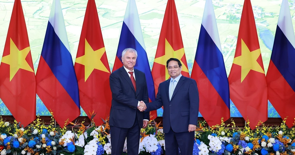 Le Premier ministre Pham Minh Chinh (droite) reçoit le président de la Douma d’État de Russie, Viatcheslav Volodine. Photo : VNA 