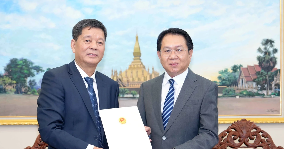 Le consul général du Vietnam à Luang Prabang, Vu Ngoc Ly (gauche), et le vice-ministre lao des Affaires étrangères, Anouparb Vongnorkeo. Photo : VNA. 