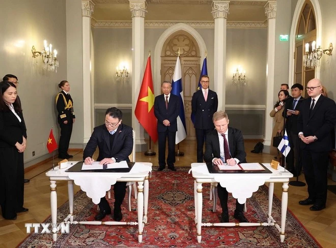 Le SG du PCV, To Lam (à gauche) et le président finlandais Alexander Stubb à la signature du mémorandum d’accord entre le ministère vietnamien des Finances et le ministère finlandais des Affaires étrangères. Photo : VNA.