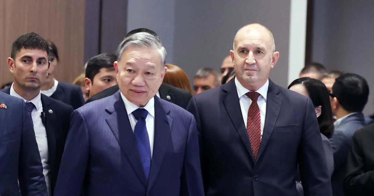 Le secrétaire général du Parti To Lam (gauche) et le président bulgare Rumen Radev participent au Forum d’affaires Vietnam–Bulgarie. Photo: VNA 
