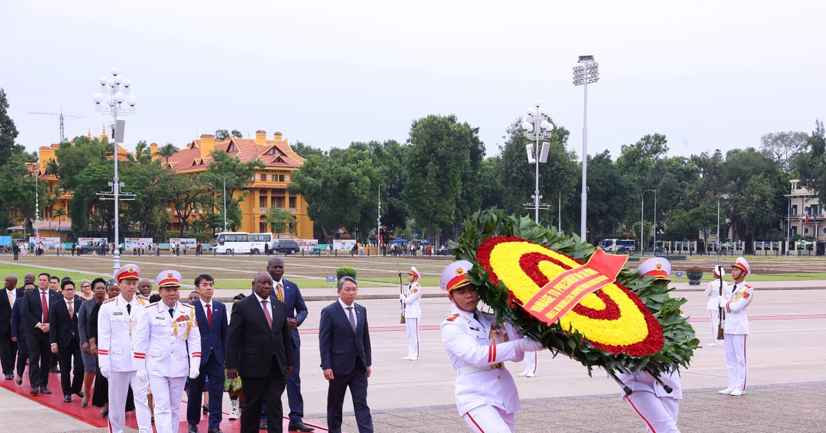 Le président de la République d’Afrique du Sud, Matamela Cyril Ramaphosa, et sa délégation, dépose une gerbe de fleurs et rend hommage au Président Hô Chi Minh en son mausolée. Photo : VNA. 