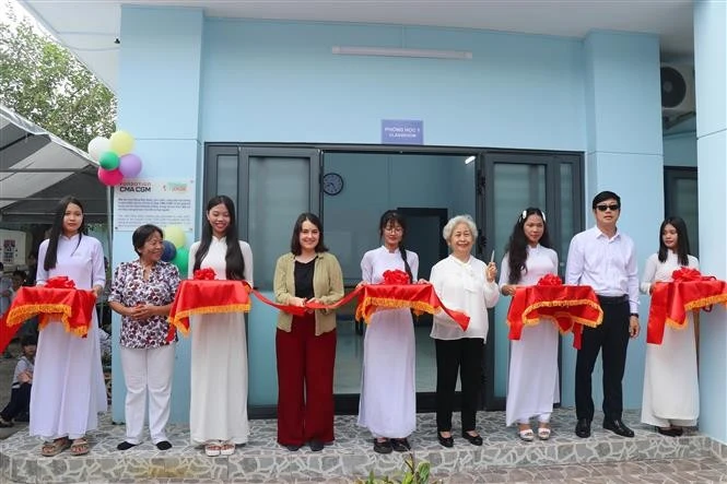 Cérémonie d'inauguration d'un bureau de conseil et de services pour les enfants au sein du foyer Hoa Hong. Photo : VNA.