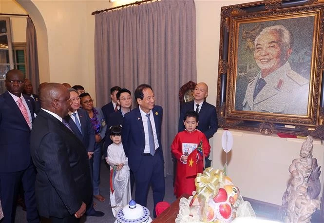 Le président sud-africain rend hommage au Général Vo Nguyen Giap à Hanoï. Photo: VNA 