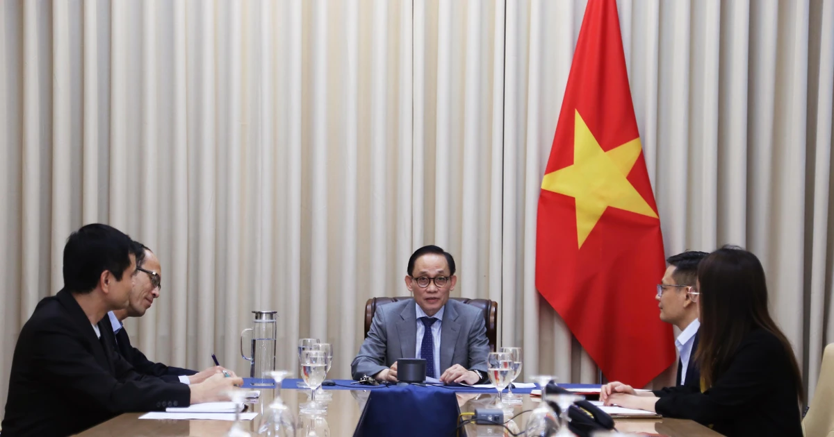 Le ministre par intérim des Affaires étrangères (AE) du Vietnam, Le Hoai Trung, lors de l'entretien téléphonique avec Yvette Cooper, nouvelle ministre des Affaires étrangères du Royaume-Uni. Photo : VNA. 