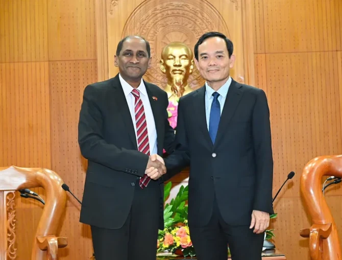 Le secrétaire du Comité du Parti de Hô Chi Minh-Ville, Trân Luu Quang (droite), et l’ambassadeur de Singapour au Vietnam Jaya Ratnam. Photo: sggp.org.vn 