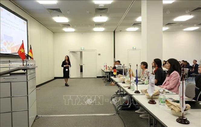 La présidente de la VPSA, Hoang Thi Liên, présente le secteur des épices du Vietnam au salon Anuga 2025. Photo: VNA