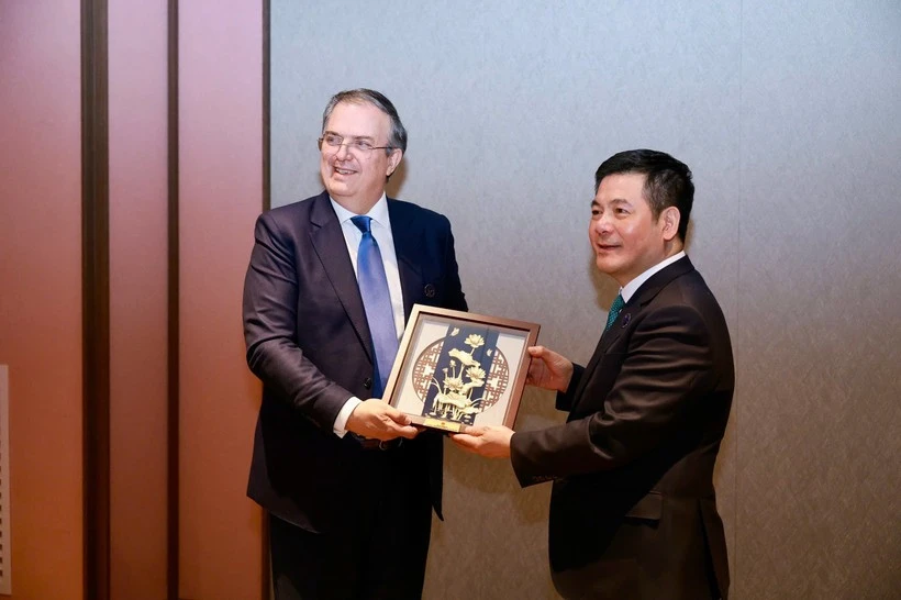 Le ministre vietnamien de l’Industrie et du Commerce, Nguyen Hong Dien (droite), et le secrétaire mexicain à l’Économie, Marcelo Ebrard Casaubon. Photo : VNA.