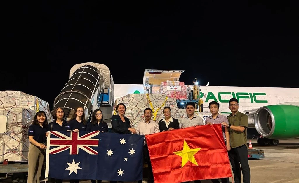 Dans la nuit du 14 octobre, au terminal de l’aéroport internationale de Noi Bai, le Département de la gestion des digues et de la prévention et du contrôle des catastrophes naturelles reçoit un lot d’aide humanitaire d’urgence offert par le gouvernement australien. Photo : VNA.