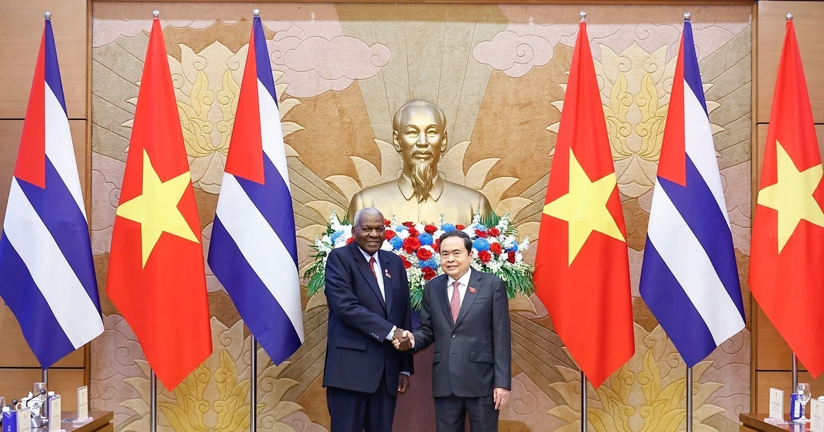 Le président de l’AN cubaine Esteban Lazo Hernández et le président de l’AN du Vietnam, Tran Thanh Man (droite). Photo : VNA.