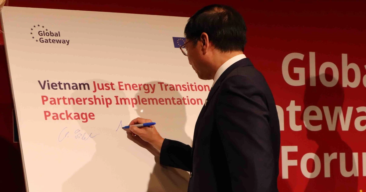 Le vice-Premier ministre Bùi Thanh Son signe l'annonce du programme de soutien JETP de l'UE au Vietnam. Photo : VNA. 