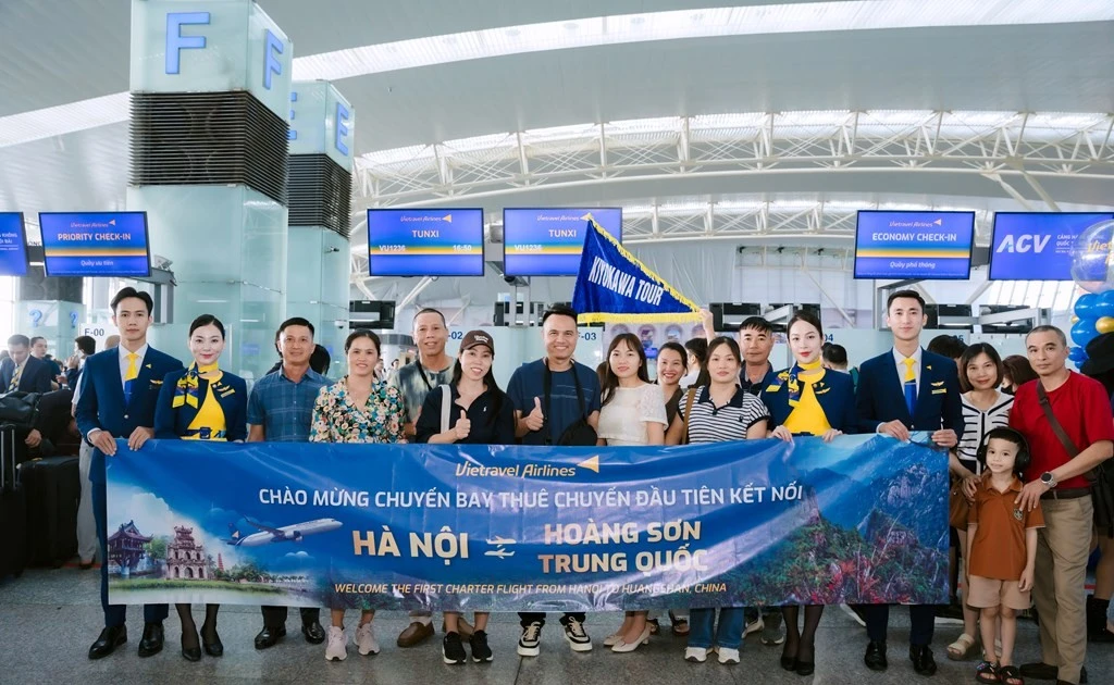 Vietravel Airlines a opéré avec succès son premier vol charter entre Hanoï et Huangshan, en Chine. Photo: Bnews 
