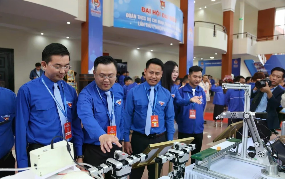 Les délégués ont visité l'exposition présentant l'innovation, la créativité et les produits OCOP des jeunes de la ville de Da Nang. Photo : VNA.