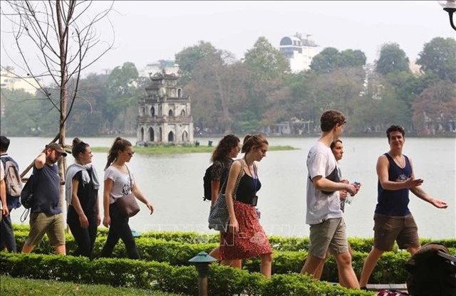 Les touristes étrangers à Hanoï. Le Vietnam est une destination de plus en plus prisée par les familles. Photo baochinhphu.vn 
