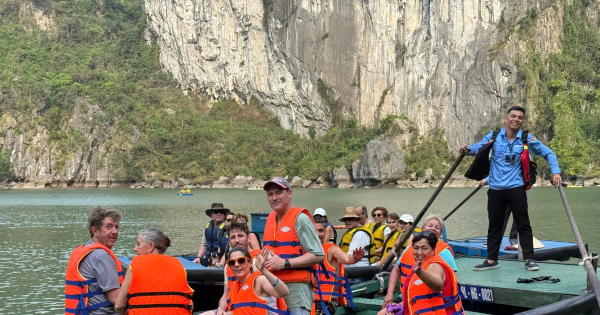 Des touristes visitent la Baie d'Ha Long. Photo : VNA