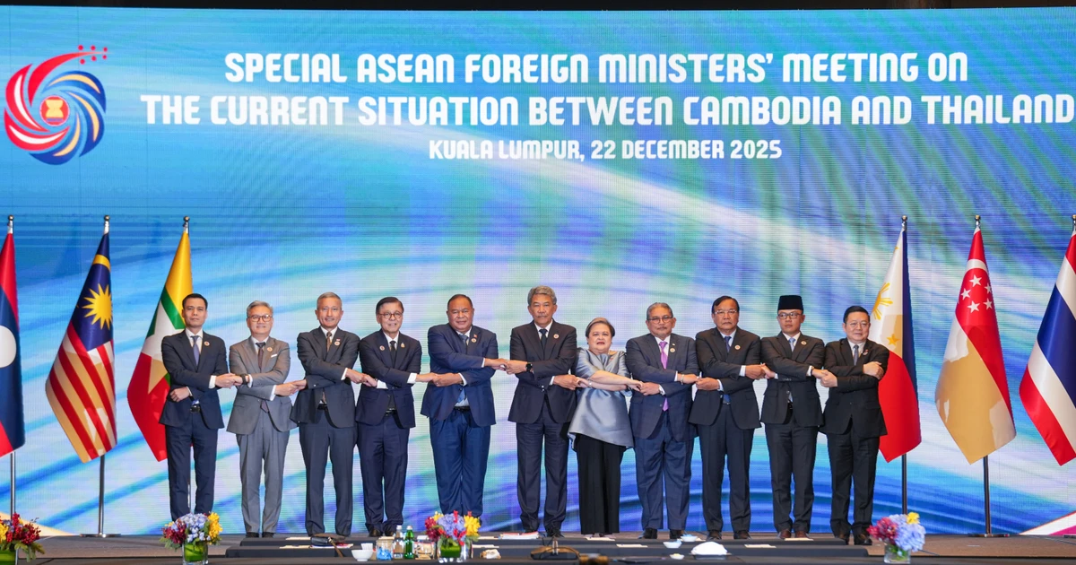 Des participants posent pour une photo de groupe lors de la réunion spéciale des ministres des Affaires étrangères de l'ASEAN sur la situation actuelle entre le Cambodge et la Thaïlande, qui s'est tenue à Kuala Lumpur, en Malaisie, le 22 décembre. Photo : Ministère vietnamien des Affaires étrangères.