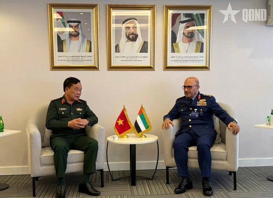 Le vice-ministre de la Défense, le général de corps d’armée Hoang Xuan Chien (gauche) et le sous-secrétaire du ministère de la Défense des Émirats arabes unis, le général de division Ibrahim Nasser Al-Alawi. Photo: qdnd.vn 