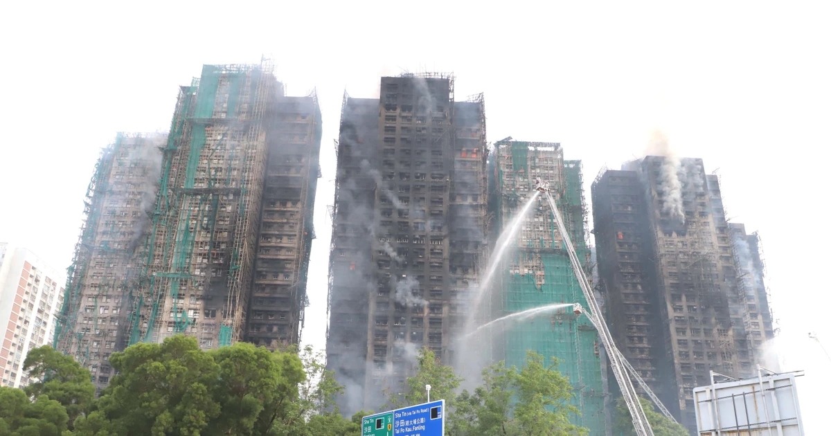L’incendie survenu le 26 novembre dans un complexe d’immeubles à Hong Kong (Chine), a causé d’importantes pertes humaines et matérielles. Photo: VNA