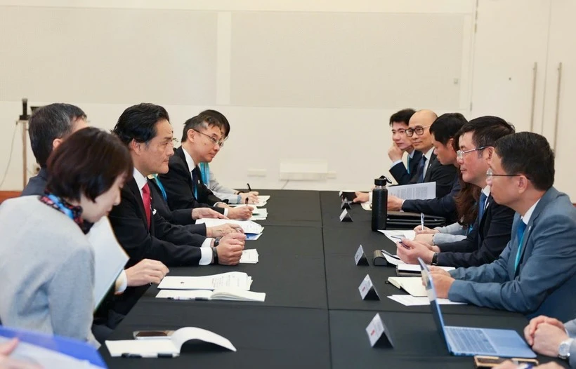 Réunion entre le ministre vietnamien de l'Industrie et du Commerce, Nguyên Hông Diên, et le ministre d'État au Cabinet du Japon, Kazuchika Iwata, à Melbourne. Photo: VNA