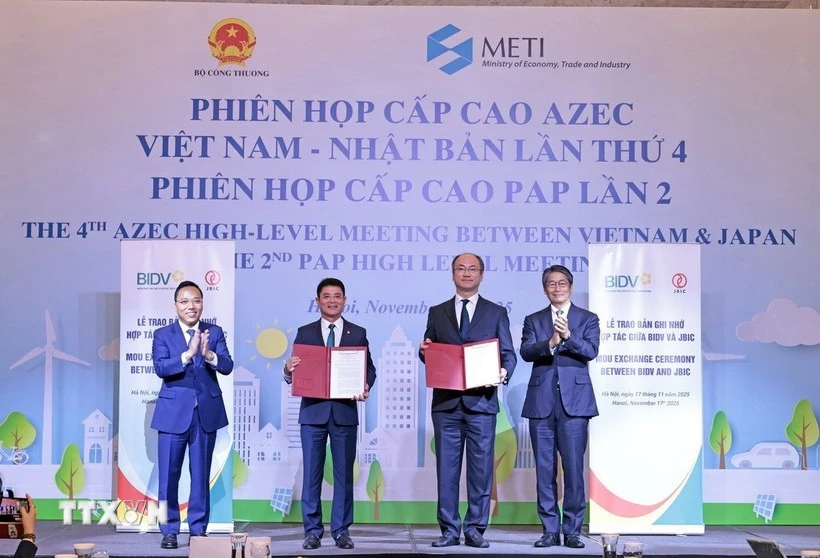 Échange d'un mémorandum d'accord entre la Banque d'investissement et de développement du Vietnam (BIDV) et la Banque japonaise pour la coopération internationale (JBIC), concernant la coopération pour soutenir la transition énergétique vietnamienne. Photo: VNA 