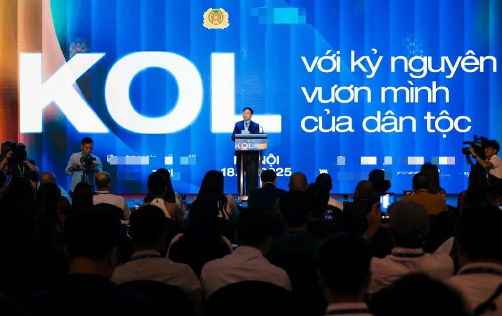 Le Sommet des leaders d’opinion clés 2025 (KOL Summit 2025), ayant pour thème « KOL à l’ère de progrès national » s’est ouvert le 18 août à Hanoï. Photo : baophapluat.vn