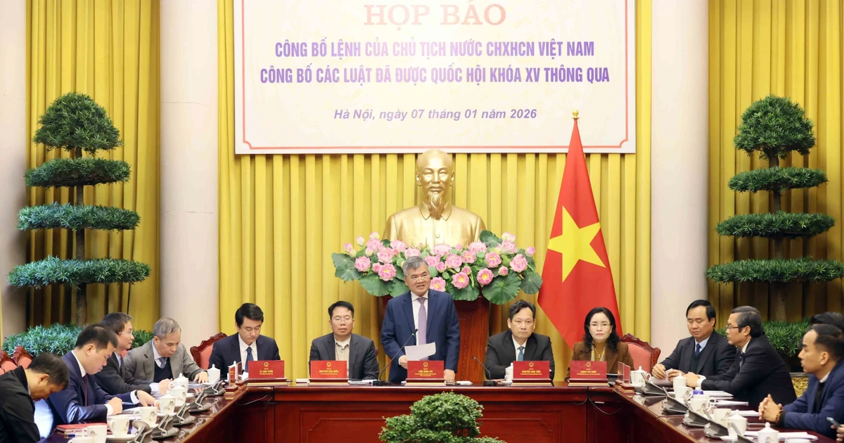 Conférence de presse pour annoncer les décrets du président de la République promulguant 12 lois adoptées lors de la 10e session de la 15e Assemblée nationale. Photo : VNA. 
