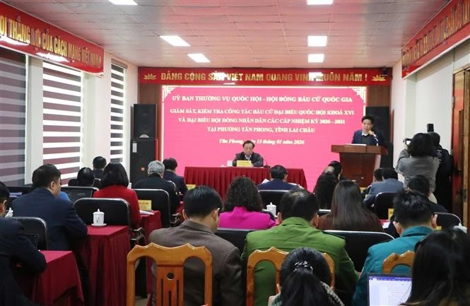 La délégation de travail du Comité permanent de l’Assemblée nationale et du Conseil national électoral travaille avec le Comité électoral n° 2 et le Comité électoral du quartier de Tan Phong sur les préparatifs électoraux. Photo : VNA. 