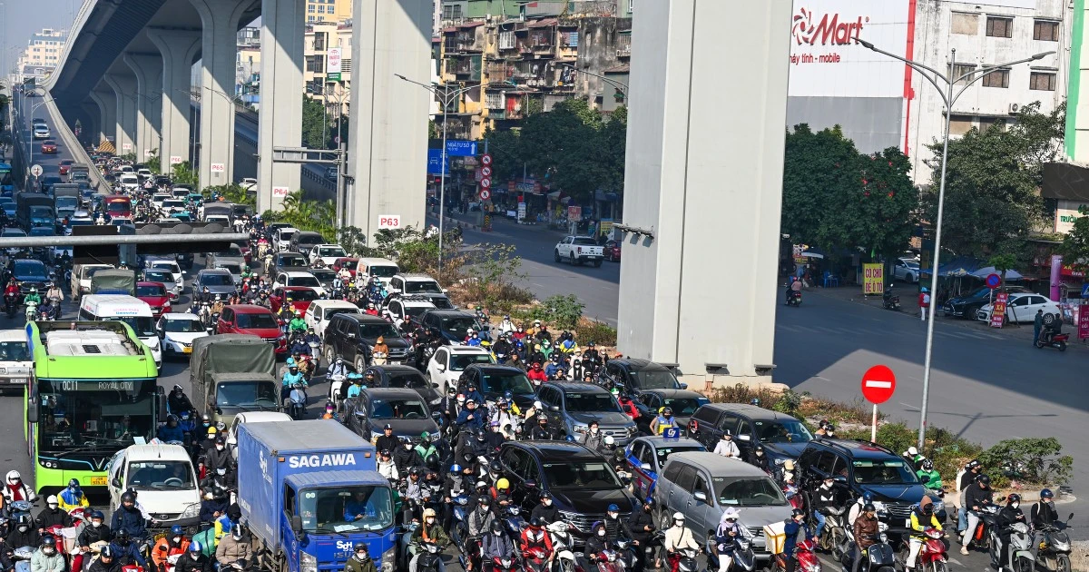 Des voitures et motos attendent aux feux rouges sur la rue Kim Liên, à Hanoi, le 13 janvier. Photo : Vnexpress.