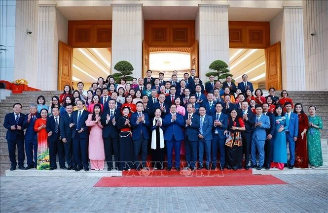Le Premier ministre Pham Minh Chinh et des enseignants exemplaires. Photo: VNA 
