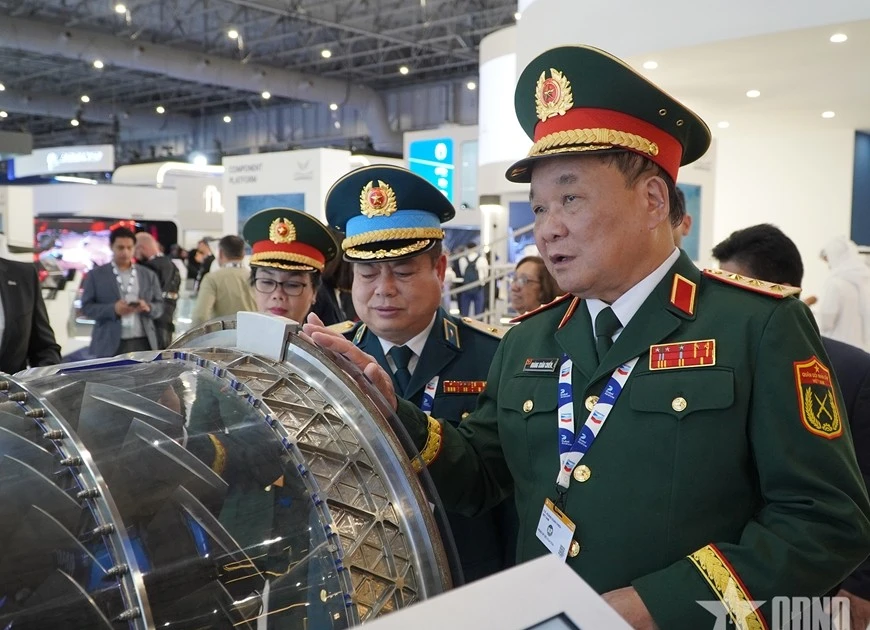 Le général de corps d'armée Hoang Xuân Chiên au Salon aéronautique de Dubaï. Photo : qdnd.vn 