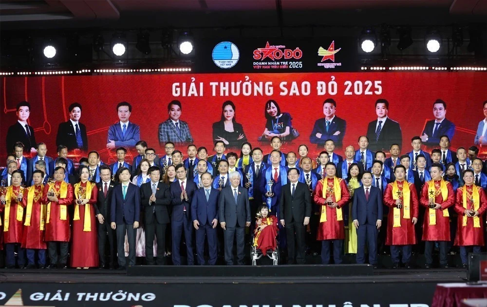 Les délégués et les lauréats du prix Étoile rouge 2025. Photo: VNA