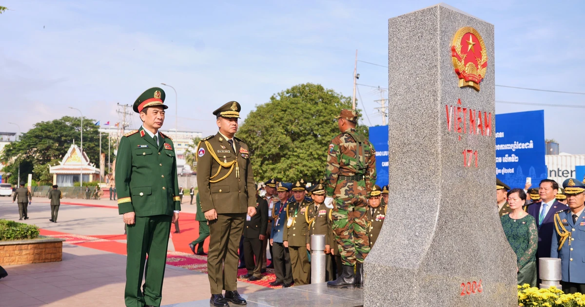 Les deux ministres vietnamien et cambodgien de la Défense procèdent à la salutation conjointe de la borne 171. Photo: VNA 