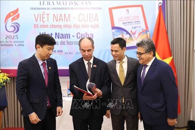 L’ambassadeur de Cuba au Vietnam, Rogelio Polanco Fuentes (deuxième à partir de la gauche), lors de la cérémonie de lancement du numéro spécial « Vietnam – Cuba : 65 ans d’amitié ». Photo : VNA 