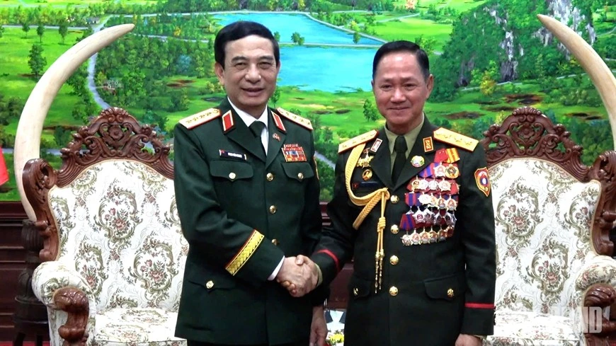 Le général Phan Van Giang, ministre vietnamien de la Défense (gauche), et le général Khamliang Outhakaysone, ministre lao de la Défense. Photo : VNA. 