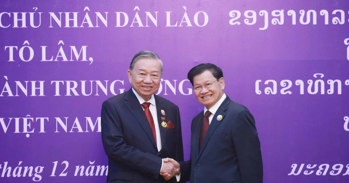 Le secrétaire général du PPRL et président lao Thongloun Sisoulith remet l'Ordre national de l'or du Laos au secrétaire général du PCV, Tô Lâm, le 1er décembre à Vientiane. Photo: VNA 