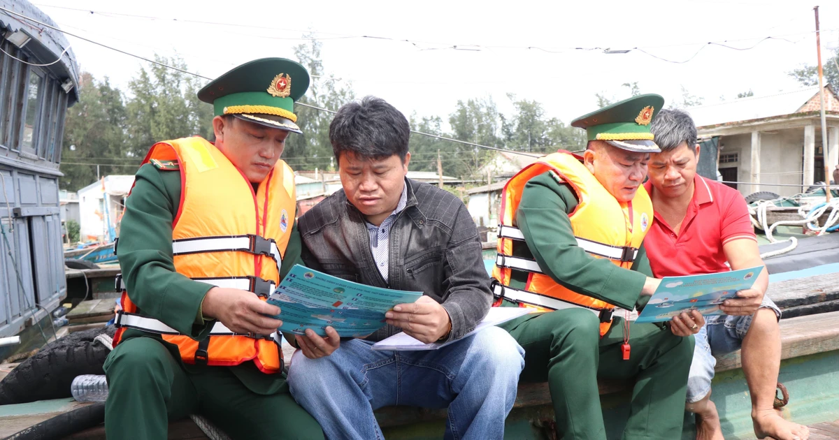 Diffusion auprès des pêcheurs de la réglementation relative à la prévention de la pêche INN. Photo : VNA. 