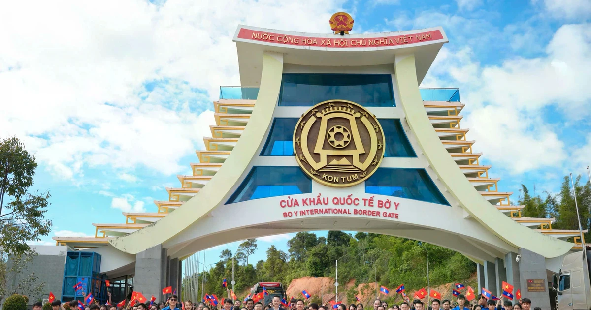 Photos souvenirs prises au poste-frontière international de Bo Y. Photo : doanthanhnien.vn 