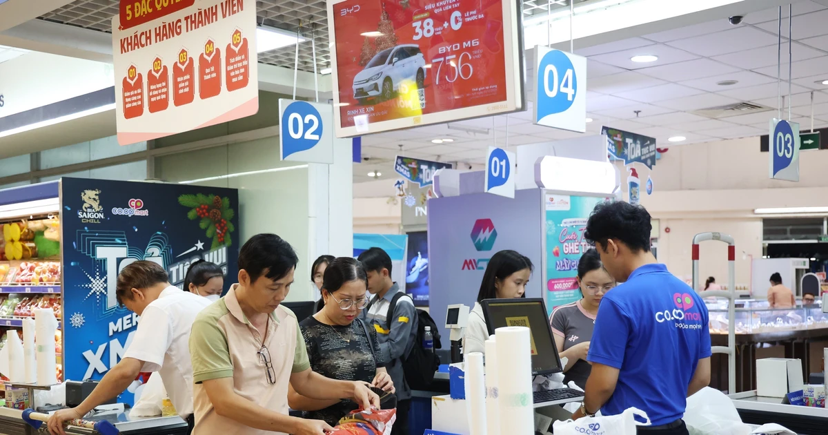 Des clients règlent leurs achats au supermarché Co.op Mart situé sur l'autoroute de Hanoï, dans le quartier de Tang Nhon Phu, à Hô Chi Minh-Ville. Photo : VNA.